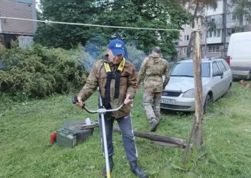 Партийцы Ленинского внутригородского района г.о. Донецк приняли участие в акции «Маленькие добрые дела»