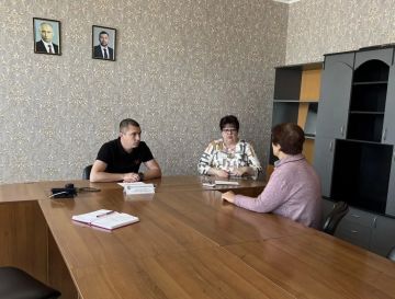Сегодня, 28 мая по поручению Главы муниципального образования городской округ Торез Чеснокова А.В., заместитель главы администрации городского округа Торез Остапенко А.С провел прием членов семей погибших бойцов участников...