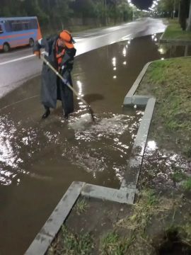 В Мариуполе устраняют последствия мощного шторма