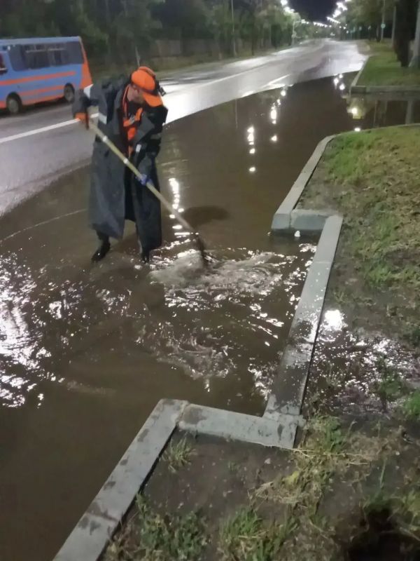 В Мариуполе устраняют последствия мощного шторма