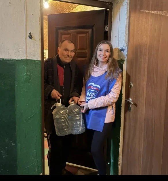 Активисты партии «Единая Россия» обеспечивают целевую доставку питьевой воды жителям Горловки