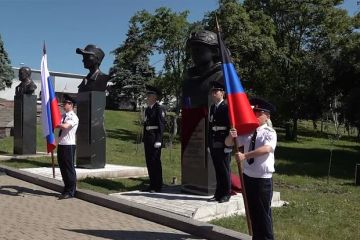 Бюст Героя России Воробьева открыли в центре Донецка