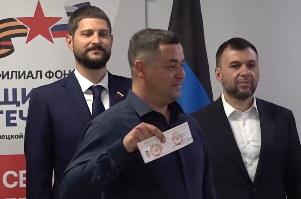 Пушилин и Волошин вручили удостоверения 12 ветеранам «Каскада»