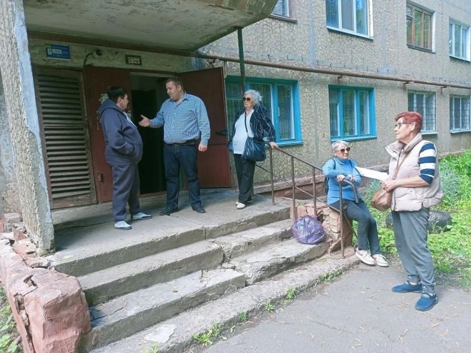 Роман Конев: Жители дома № 23 по улице Братьев Мазиковых в Горловке 29 мая 2026 года смогли лично пообщаться со специалистами в рамках проекта «Управдом» партии «Единая Россия»