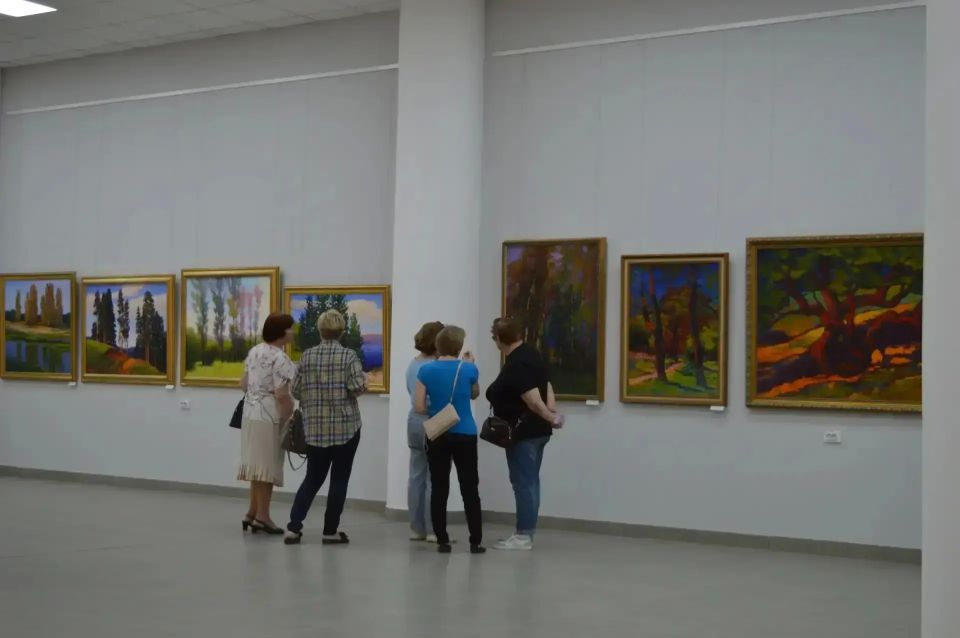 Для пожилых мариупольцев организовали посещение художественной выставки