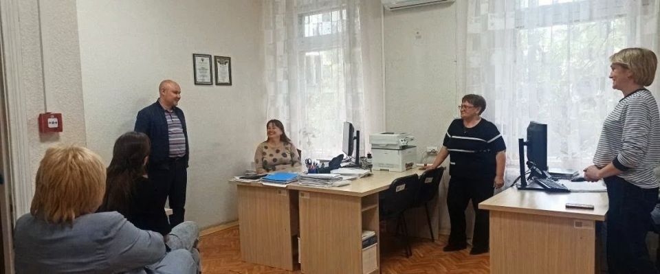 Сегодня управляющий делами Администрации Тельмановского муниципального округа провел встречу с трудовым коллективом Управления казначейства в Тельмановском районе