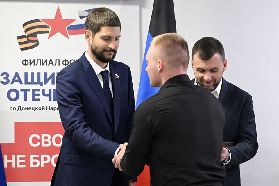 Денис Пушилин и Александр Волошин вручили удостоверения ветерана боевых действий сотрудникам ОБТФ «Каскад»