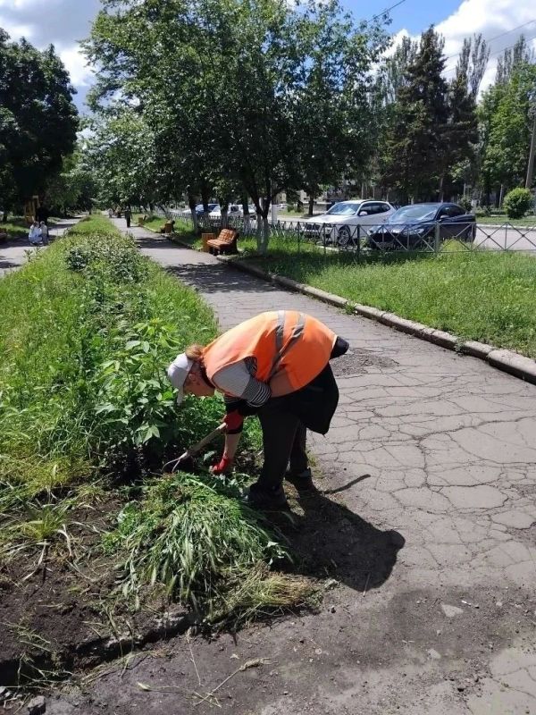 Коммунальщики Снежного продолжают благоустраивать территории общего пользования