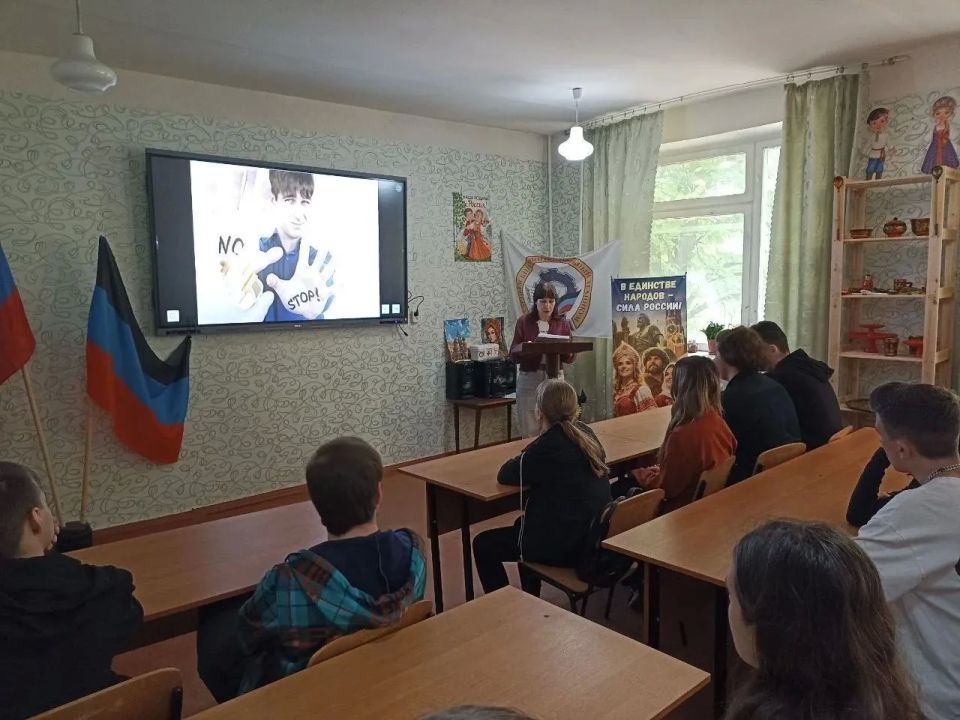 К Всемирному дню борьбы с табакокурением сотрудники Харцызской модельной библиотеки, на базе Харцызского многопрофильного техникума, провели урок-беседу «В здоровом теле-здоровый дух»