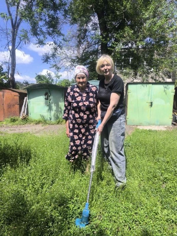 В рамках федеральной компании "Маленькие добрые дела" члены партии "Единая Россия" ГБУСО "Центр социального обслуживания населения города Дебальцево" оказали помощь пожилым людям по покосу травы на придомовых территориях