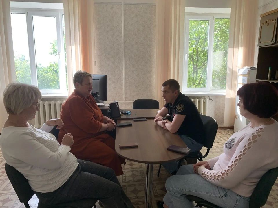 28 мая заместитель главы администрации городского округа Торез Александр Остапенко провел встречу с трудовым коллективом Рассыпнянского территориального сектора
