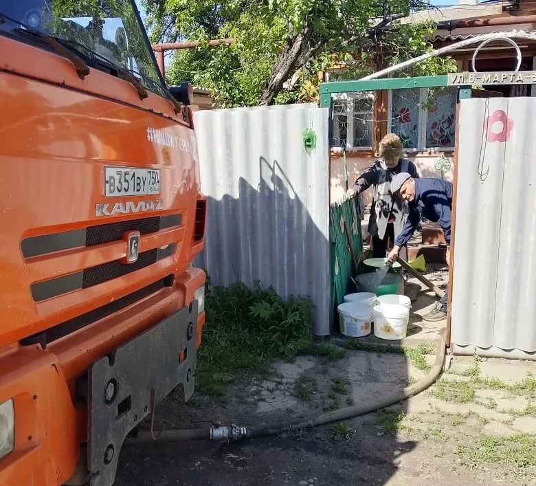 В Кировском внутригородском районе при поддержке региона-шефа Московская область продолжается подвоз воды для жителей домов, в которые в установленный графиком день не поступила вода