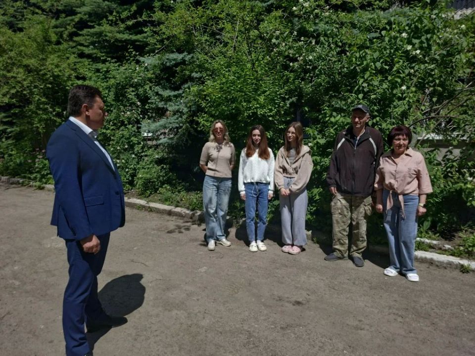 Сегодня, 29 мая, по поручению Главы Республики Дениса Пушилина, депутат Макеевского городского совета Андрей Лаверченко провел встречу с жителями Кировского района на подведомственной территории по адресу: бульвар 8...