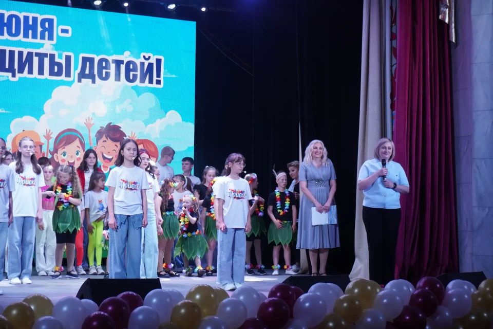 В Володарском муниципальном округе состоялся яркий театрализованный концерт «Переполох в Карамельной стране», посвящённый Международному дню защиты детей