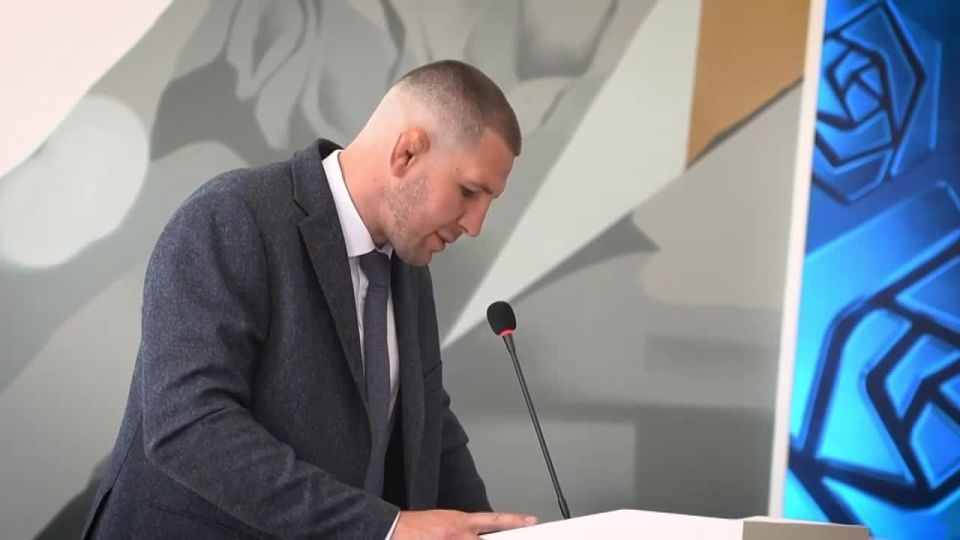 Денис Шимановский: На секции «Молодёжная политика и спорт» в рамках Стратегической сессии все представители власти и общества, каждый со своим опытом и болью, собрались за одним столом