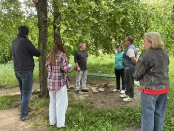 Вчера управляющий делами администрации муниципального образования Александр Бабанов провел встречу с жителями по адресу: ул. Сергея Лазо, д. 17