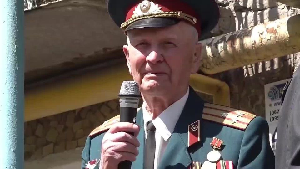 В ДНР росгвардейцы провели парад у дома ветерана Великой Отечественной войны