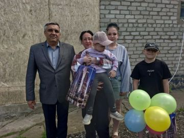 Сегодня, 1 июня, в рамках акции «Маленькие добрые дела», руководитель Управы Кировского внутригородского района Администрации городского округа Макеевка Донецкой Народной Республики Андрей Хорошко поздравил с Днем защиты...