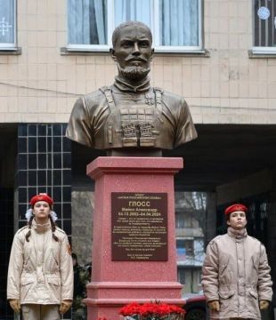 В школе №115 в Донецке установили бюст в честь Майкла Глосса, американского бойца
