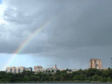 Жители ДНР делятся кадрами яркой радуги, появившейся после дождя