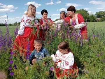Наталья Великодная: К празднику Троицы работники Луковского сельского дома культуры подготовили и провели мероприятие «Троица, Троица, земля травой покроется!»