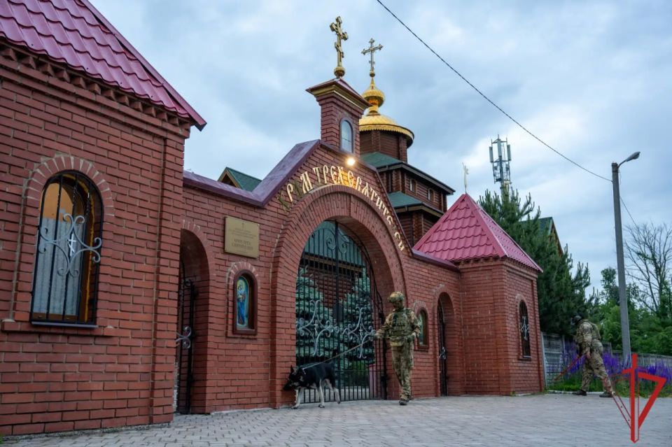 Росгвардейцы приняли участие в обеспечении общественной безопасности в период празднования Троицы на территории ДНР
