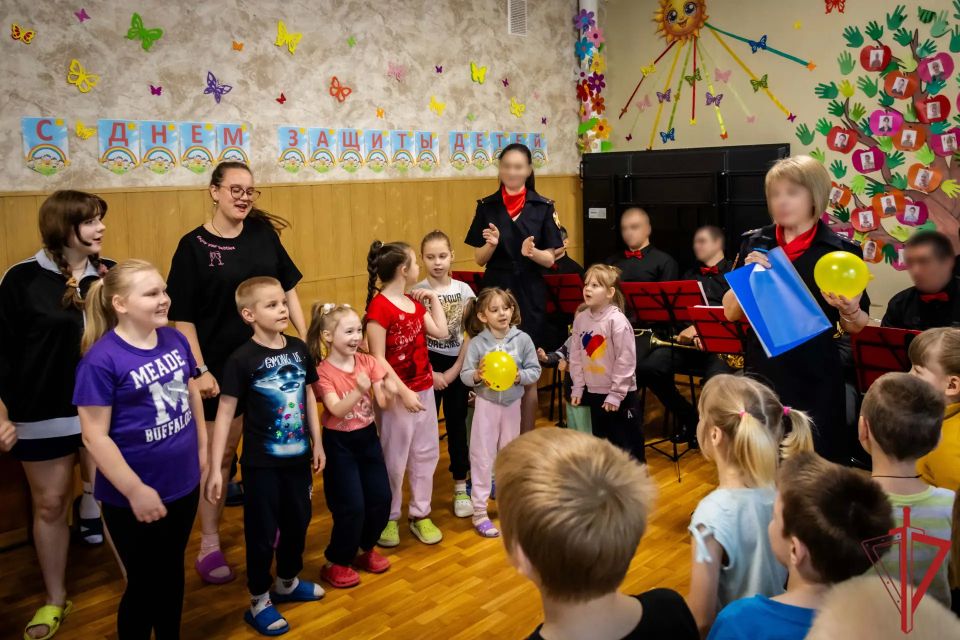 В День защиты детей личный состав Главного управления Росгвардии по ДНР организовал ряд ярких и запоминающихся мероприятий для юных жителей республики – от праздничных концертов до спортивных состязаний и встреч с детьми...