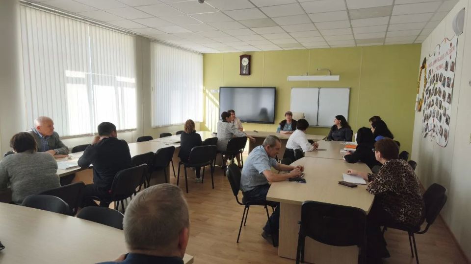 Депутат Тельмановского муниципального совета Галина Коссе встретилась с коллективом ГБОУ «Тельмановская гимназия Тельмановского муниципального округа»