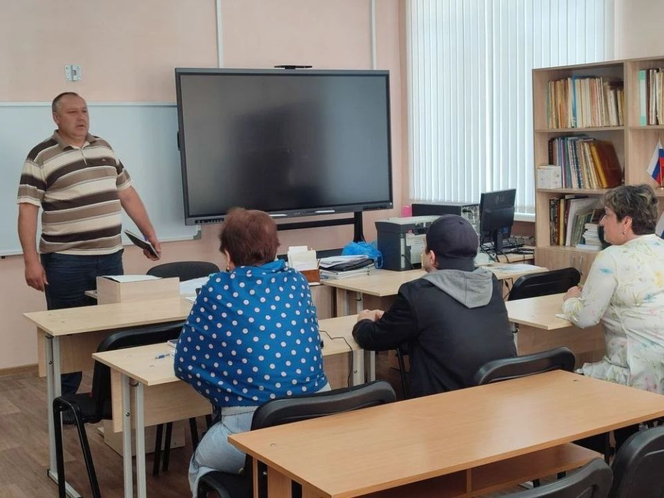 Сегодня начальник Тельмановского территориального отдела провёл встречу с трудовым коллективом Детско и юношеского творчества в пгт Тельманово