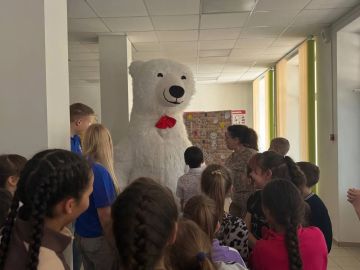 В рамках акции «Партия рядом» Ясиноватское местное отделение МГЕР провело яркий и добрый праздник для ребят из пришкольного лагеря школы №6 — в честь Дня защиты детей!