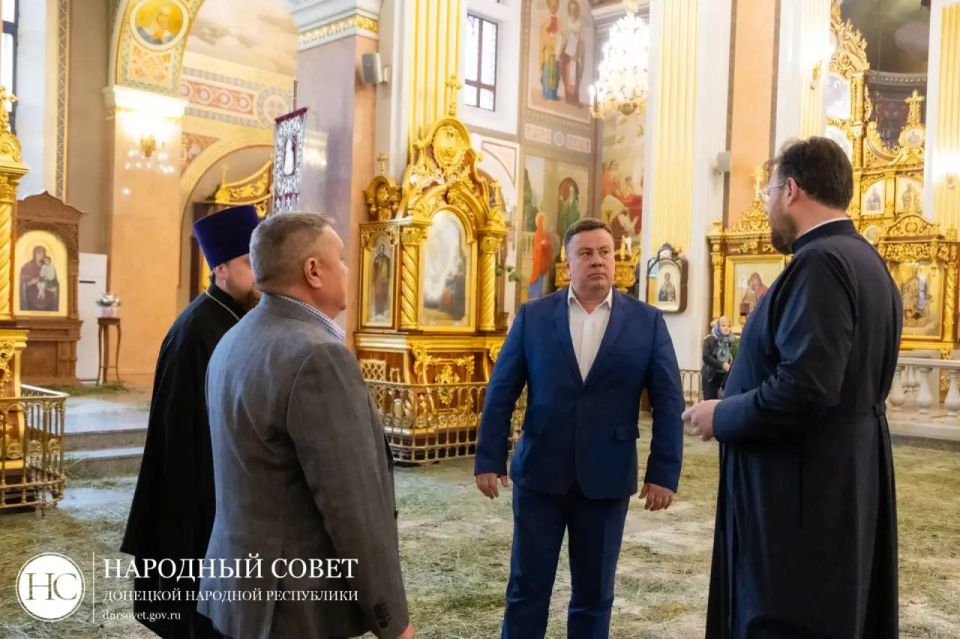 Делегация парламента ЯНАО и депутаты ДНР посетили храм в Донецке