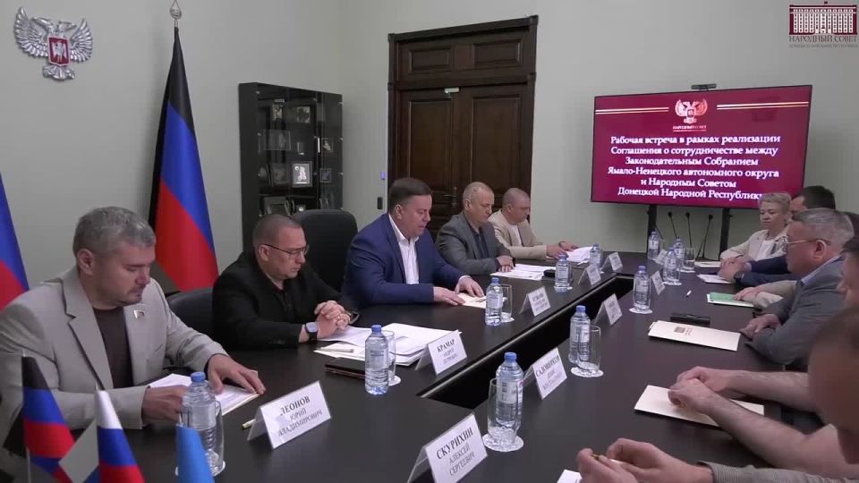 Председатель Народного Совета ДНР Константин Кузьмин, заместитель Председателя Народного Совета ДНР Андрей Крамар и депутаты парламента ДНР провели расширенное заседание с делегацией Законодательного Собрания Ямало-Ненецкого...