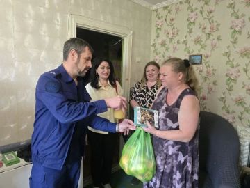 Заместитель главы администрации городского округа Докучаевск Юлия Хижняк совместно с прокурором города Артемом Кутумовым посетила семью ветерана боевых действий