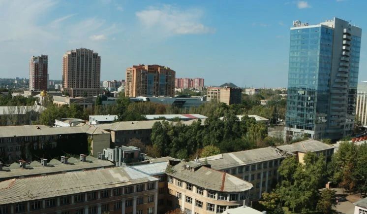 В соответствии с целевыми показателями градостроительный потенциал жилищного строительства в ДНР на срок до 2045 года составляет более 61,7 млн кв. м, заявил министр строительства, архитектуры и ЖКХ ДНР Владимир Дубовка