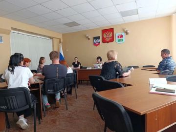 В администрации Амвросиевского муниципального округа состоялось очередное заседание комиссии по делам несовершеннолетних и защите их прав под председательством Крюковой Елены Николаевны