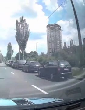 Очередь за бензином на пр. Мира в Донецке растянулась не меньше, чем на 1,5 километра