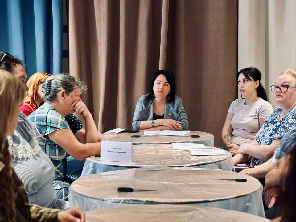 С заботой и верой. Активистки Женского движения Единой России совместно с матерями и женами военнослужащих начали изготавливать окопные свечи для фронта