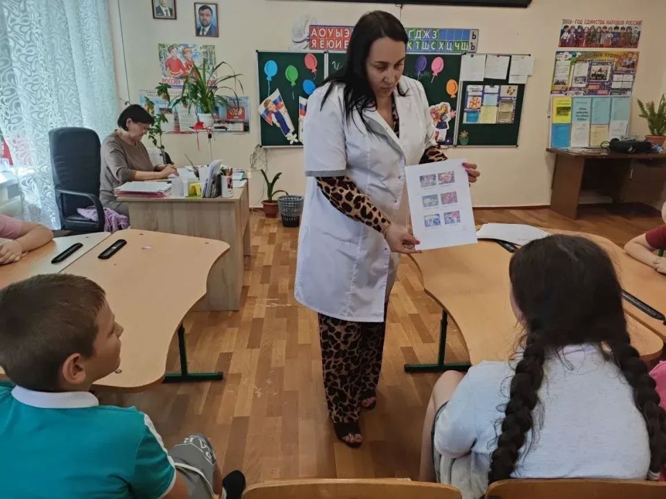 Медицинскими сестрами кабинета по оказанию медицинской помощи несовершеннолетним были проведены беседы, в игровой форме, с участниками пришкольных лагерей на тему: