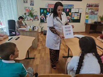 Медицинскими сестрами кабинета по оказанию медицинской помощи несовершеннолетним были проведены беседы, в игровой форме, с участниками пришкольных лагерей на тему: