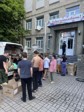 Кубанские волонтеры передали подарки воспитанникам Амвросиевского детского дома