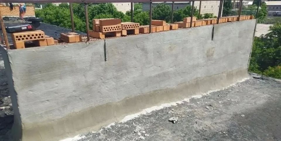 Рабочие из Хабаровского края привели в порядок крышу многоквартирного дома по улице Ленина в Дебальцево