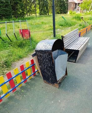 Вандалы разбили свежую детскую площадку в Макеевке
