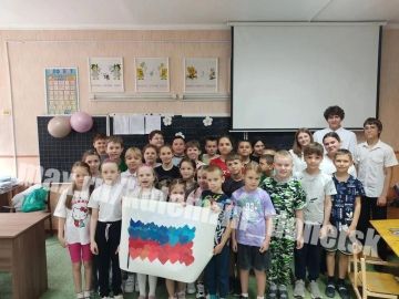 Алексей Кулемзин: В честь Дня России и в рамках акции «Родиной горжусь» ученики пришкольного лагеря создали символичный плакат из сердечек в цветах флага Российской Федерации