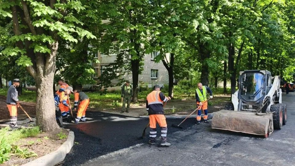 Рабочие из Хабаровского края обновили дорожное покрытие рядом с МКД по ул. Ленина в Дебальцево