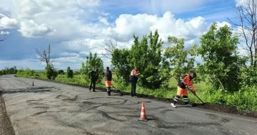 Строители из Хабаровскогокрая повели работы по укреплению обочин в селе Новогригоровка в Дебальцево