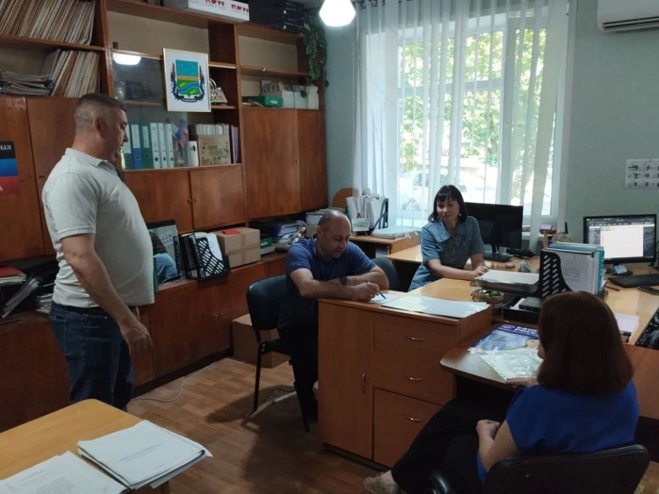 Начальник Старобешевского территориального отдела Артем Ляшов провел встречу с трудовым коллективом филиала фонда "Защитники Отечества"