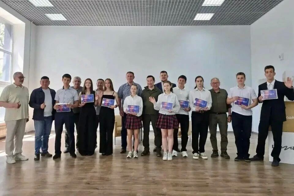Глава Якутии Айсен Николаев и глава городского округа Докучаевск Александр Качанов поздравили золотых медалистов школ Докучаевска