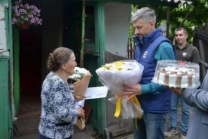 Жительнице Тореза передали поздравление с 95-летним юбилеем от Владимира Путина
