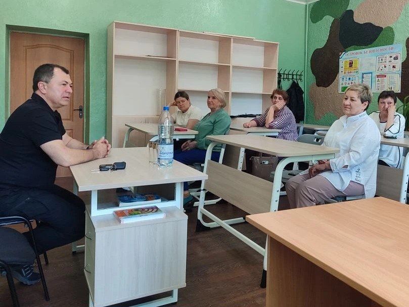 Замглавы округа встретился с коллективом средней школы села Петропавловка