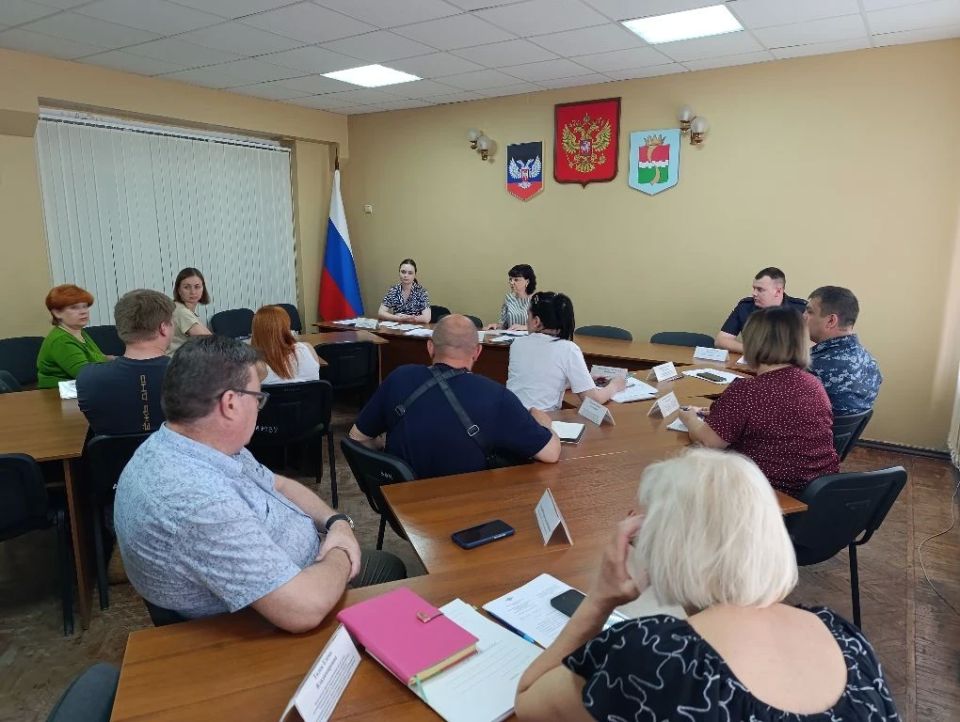 В администрации Амвросиевского муниципального округа состоялось очередное заседание комиссии по делам несовершеннолетних и защите их прав под председательством Крюковой Елены Николаевны